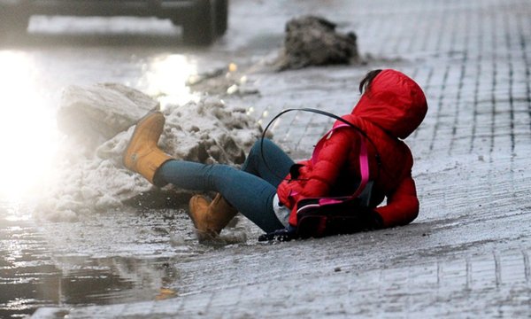 Человек на скользкой дороге