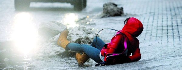 Человек на скользкой дороге