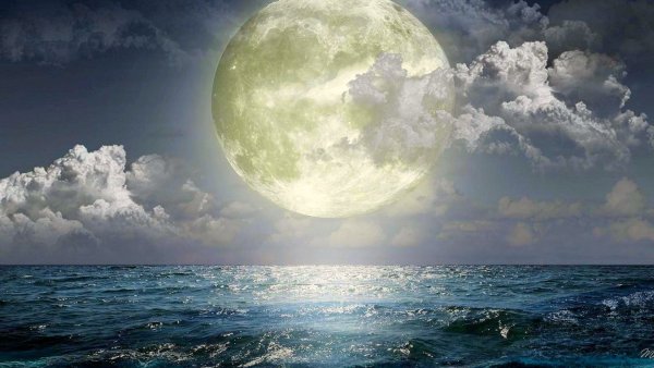 Луна и море