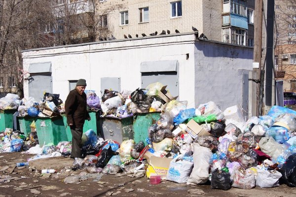 Свалка мусорные баки