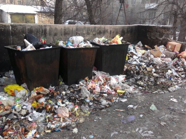 Мусорные баки грязные