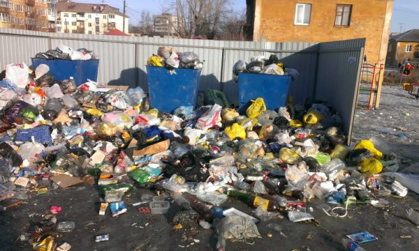 Мусорный бак на свалке