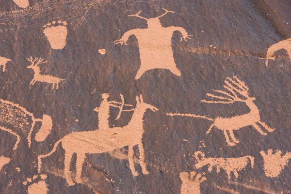 Наскальные рисунки древних людей олень