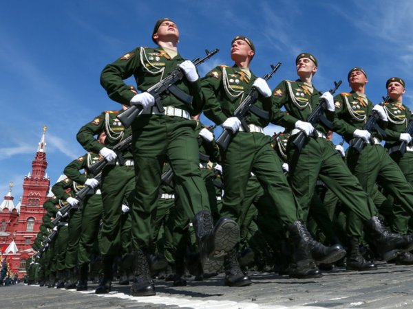 Военные маршируют