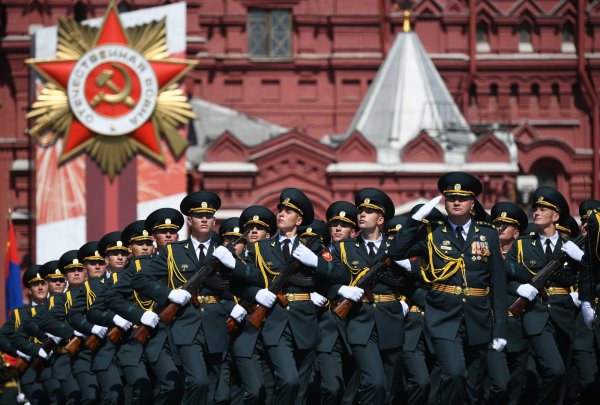 Пешая часть парада Победы на красной площади.
