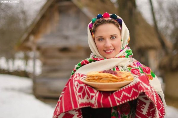 Русская красавица с блинами