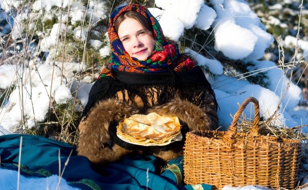 Девушка с блинами на Масленицу