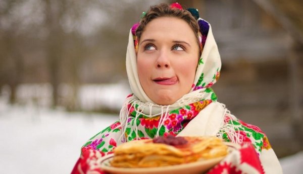 Девушка с блинами