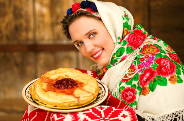 Девушка с блинами на Масленицу