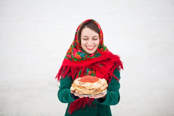 Девушка с блинами