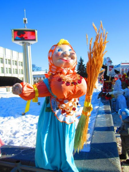 Красивое чучело Масленицы