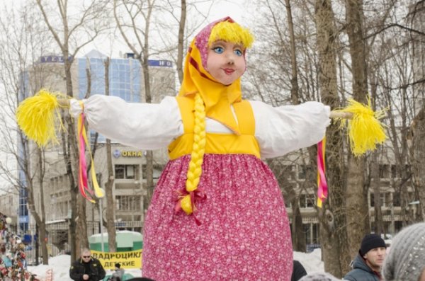 Масленица на улице чучело