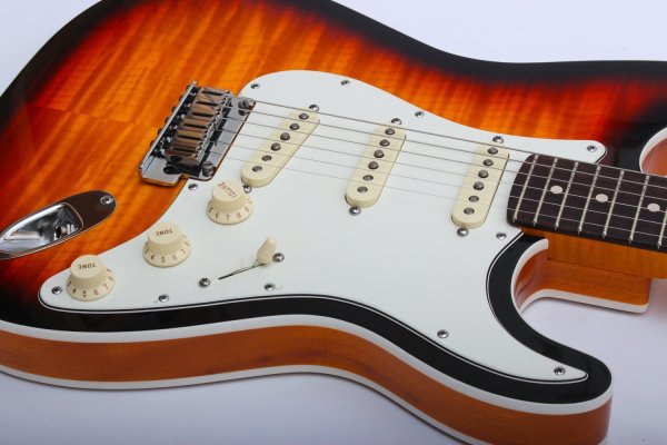 Электрогитара Fender Custom Deluxe Trans Ash Strat