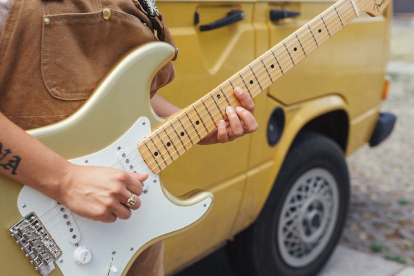 Электрогитара Fender Stratocaster бежевый