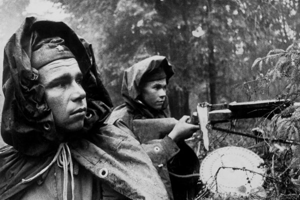 Солдат ВОВ В плащ палатке