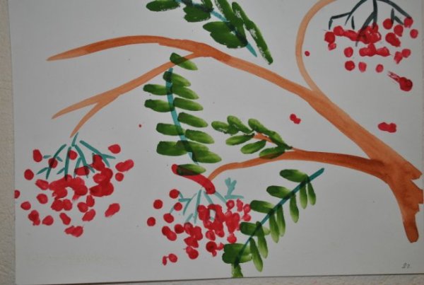 Веточка рябины ватными палочками