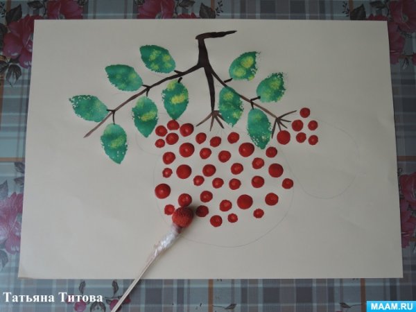 Гроздь рябины ватными палочками