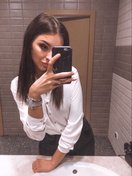 Брюнетка селфи