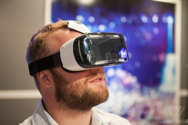 Человек в VR шлеме