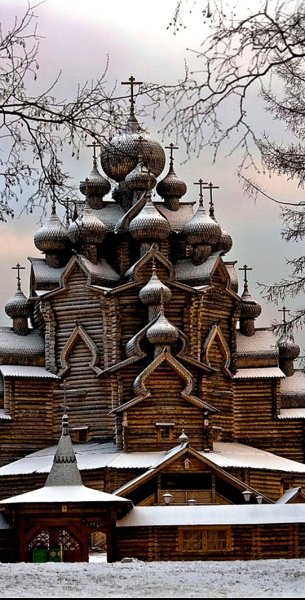 Старый деревянный храм в Суздале