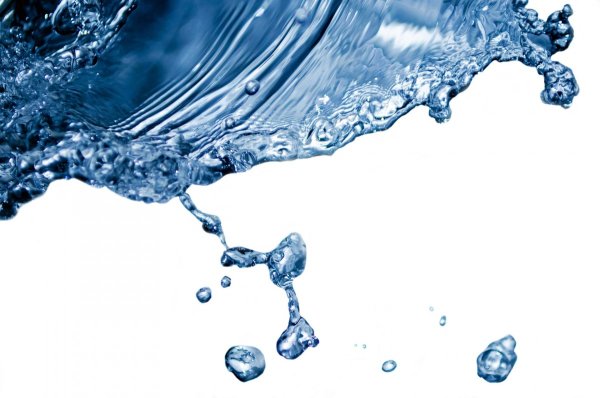 Капли воды на белом фоне
