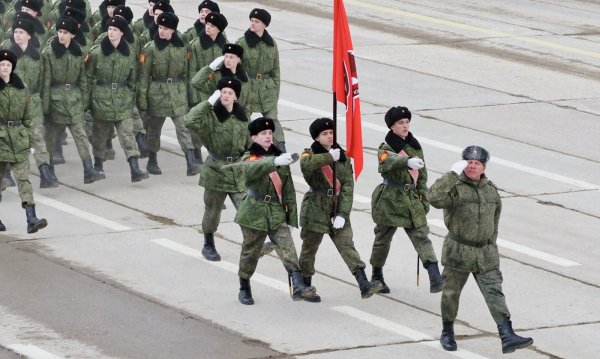 Солдаты маршируют
