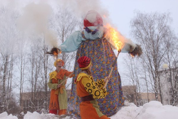 Чучело Масленицы на площади