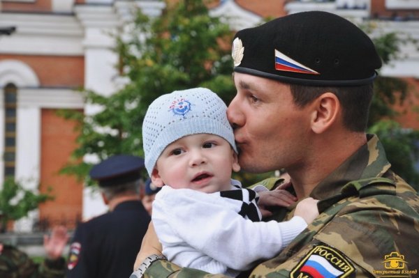 Российский солдат с ребенком
