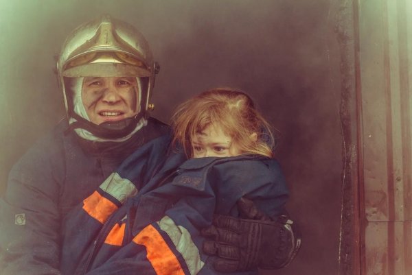 Пожарный спасает ребенка
