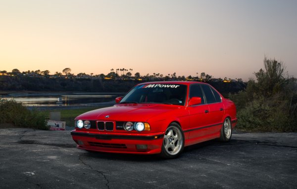 BMW e34 красная