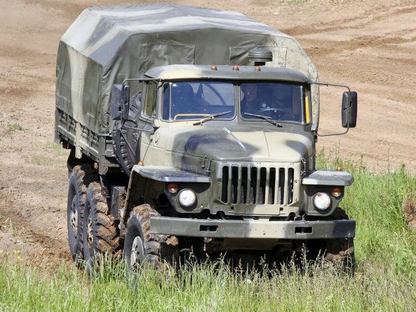 Военный тягач Урал 4320