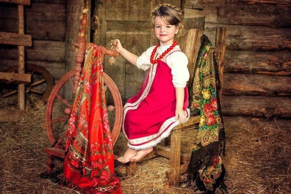 Девушка в русском национальном костюме