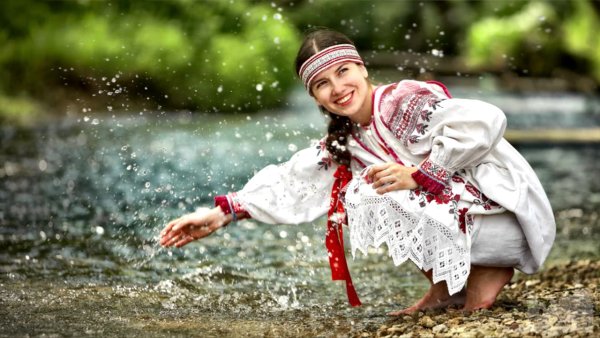 Славянка девушка в народном