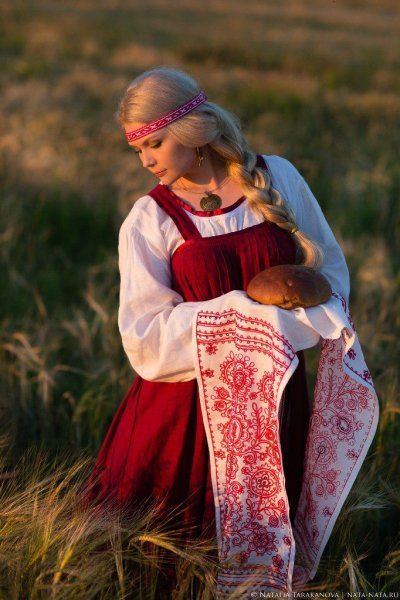 Девушка в русском костюме