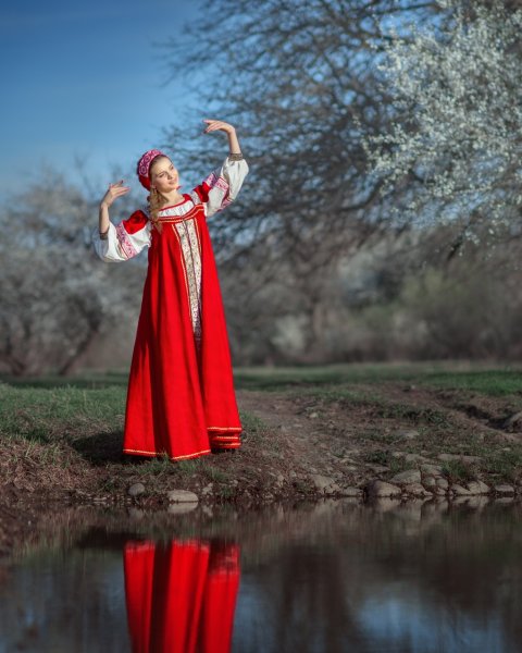 Девушка в русском сарафане