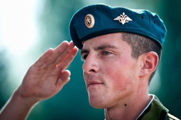 Солдат отдает честь