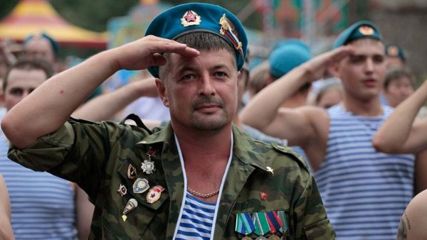 Солдат отдает честь