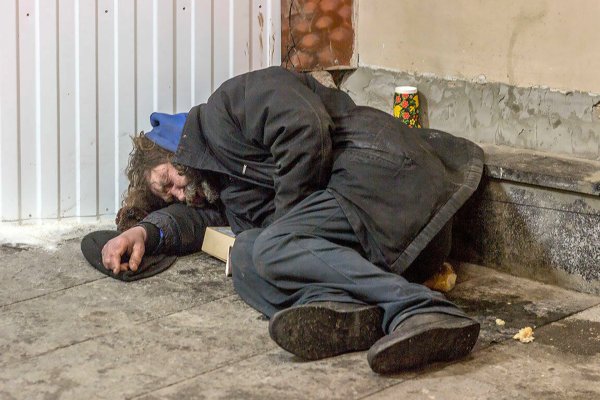 Бездомный мужчина на скамейке