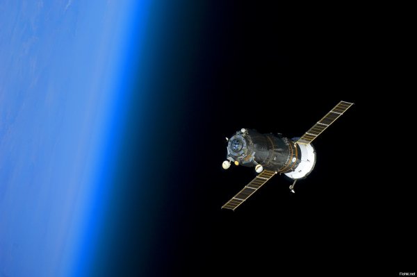 Спутник в космосе