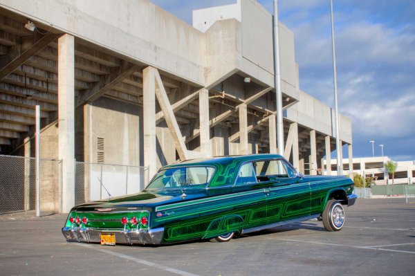 Chevrolet Impala лоурайдер в гетто
