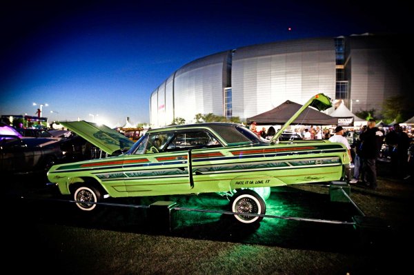 Chevrolet Impala лоурайдер в гетто