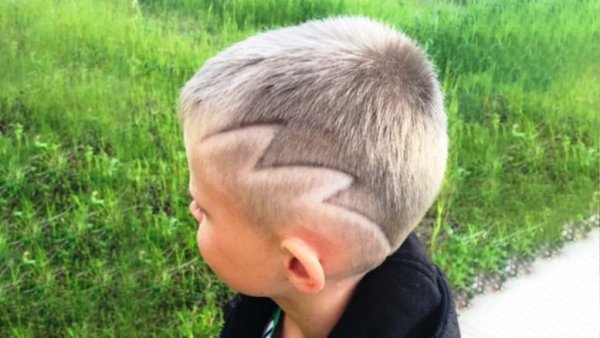 Стрижка с молнией для мальчика на светлых волосах