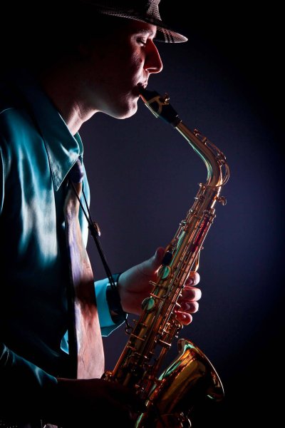 Мужчина с саксофоном