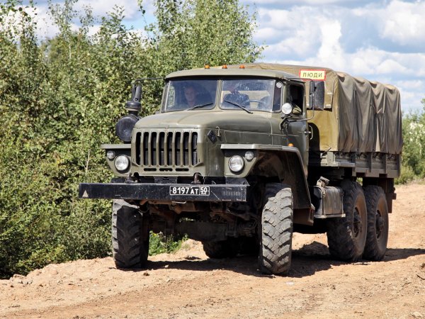 Урал 4320 тягач армейский