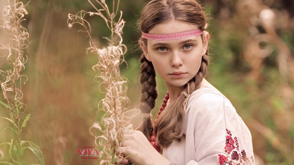 Девушка с косами