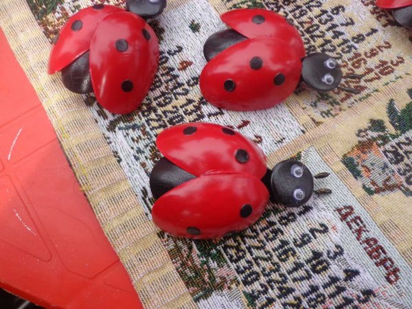 Божья коровка из одноразовых ложек