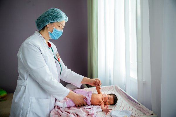 Профессия акушерка для детей