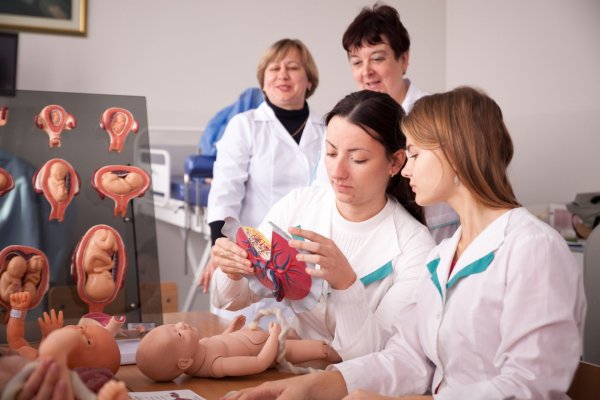 Новорожденный ребенок в родзале