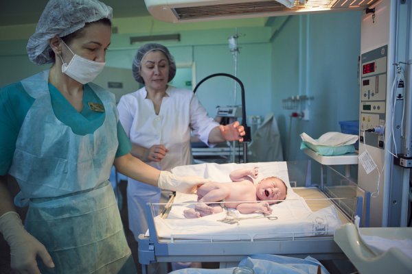 Медицинская сестра и новорожденный