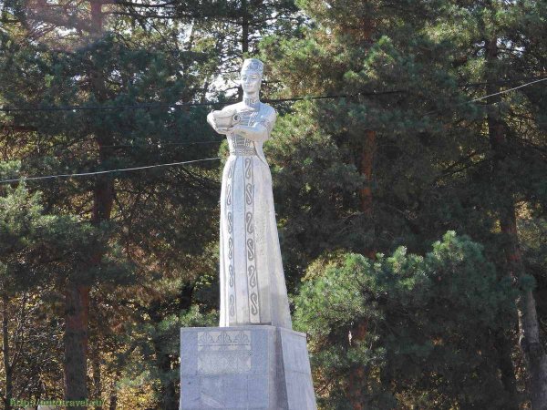 Статуя горянки в Карачаевске